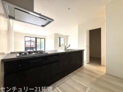 キッチン 2026年9月28日撮影♪調理がはかどるシステムキッチン♪収納豊富で、シンクも作業スペースも広いのでスムーズに料理ができますね。3口コンロ、グリル付です♪