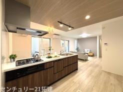 キッチン 2026年9月29日撮影♪調理がはかどるシステムキッチン♪収納豊富で、シンクも作業スペースも広いのでスムーズに料理ができますね。3口コンロ、グリル付です♪