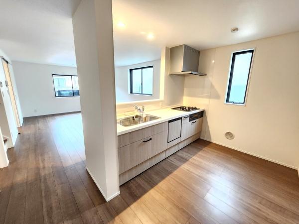 キッチン 2026年2月11日撮影♪調理がはかどるシステムキッチン♪収納豊富で、シンクも作業スペースも広いのでスムーズに料理ができますね。3口コンロ、グリル付です♪