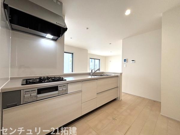 キッチン　2026年6月4日撮影♪調理がはかどるシステムキッチン♪収納豊富で、シンクも作業スペースも広いのでスムーズに料理ができますね。３口コンロ、グリル付です♪