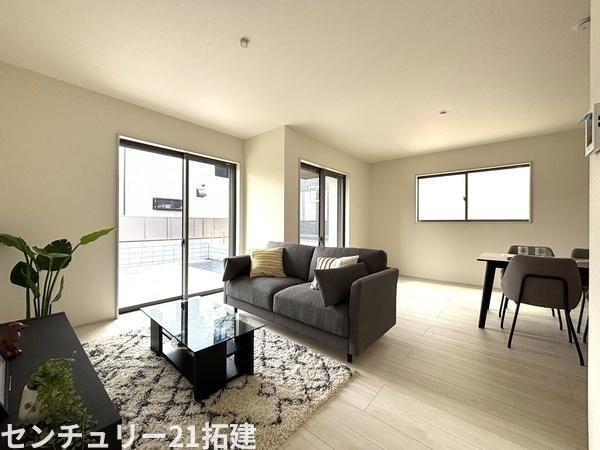 リビング　施工例・大きな窓のあるリビングは、陽光あふれる明るい空間です。居心地良く、ご家族皆がゆったり寛げる憩いの空間となりそうです♪家具はCGになります。