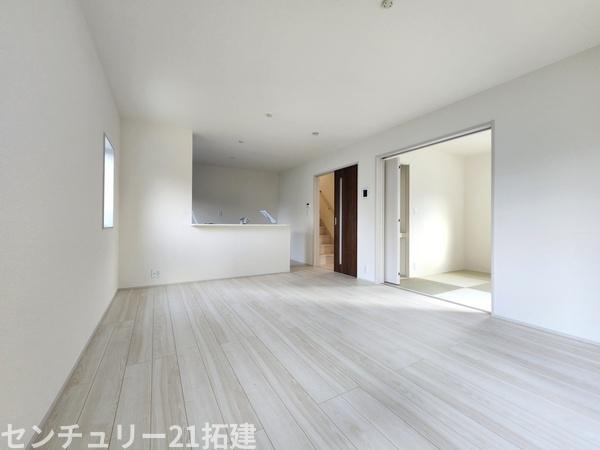 リビング　施工例・大きな窓のあるリビングは、陽光あふれる明るい空間です。居心地良く、ご家族皆がゆったり寛げる憩いの空間となりそうです♪