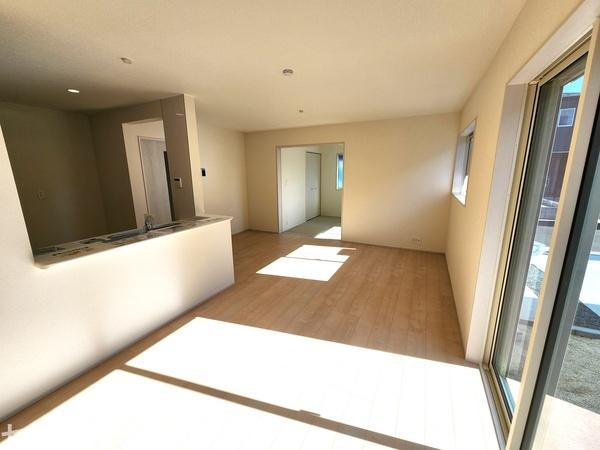 リビング　施工例・大きな窓のあるリビングは、陽光あふれる明るい空間です。居心地良く、ご家族皆がゆったり寛げる憩いの空間となりそうです♪