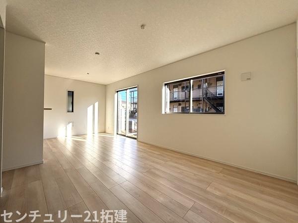 リビング　施工例・大きな窓のあるリビングは、陽光あふれる明るい空間です。居心地良く、ご家族皆がゆったり寛げる憩いの空間となりそうです♪