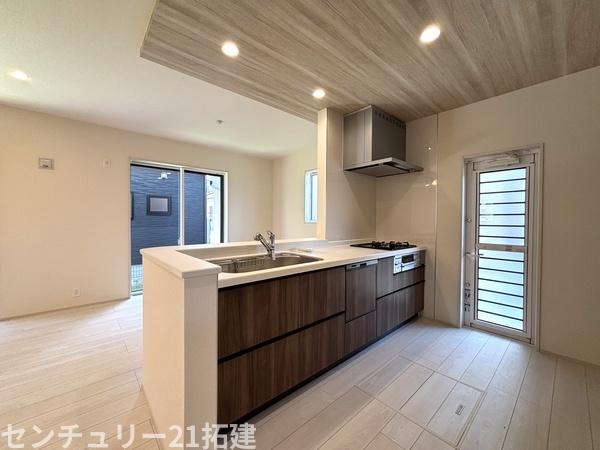 キッチン 2026年4月11日撮影♪調理がはかどるシステムキッチン♪収納豊富で、シンクも作業スペースも広いのでスムーズに料理ができますね。3口コンロ、グリル付です♪