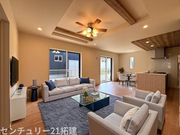 リビング　2026年4月11日撮影♪大きな窓のあるリビングは、陽光あふれる明るい空間です。居心地良く、ご家族皆がゆったり寛げる憩いの空間となりそうです♪家具はCGになります。