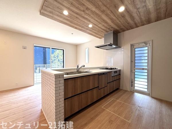 キッチン　2026年4月11日撮影♪調理がはかどるシステムキッチン♪収納豊富で、シンクも作業スペースも広いのでスムーズに料理ができますね。３口コンロ、グリル付です♪