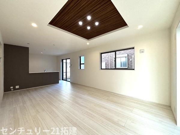 リビング 施工例・朝は爽やかな日差しを浴びながら、家族みんなでおいしい朝食。昼下がりには読書やお昼寝でもしながらのんびりと過ごすひと時…。家族が集まる空間を、一番明るい空間に♪