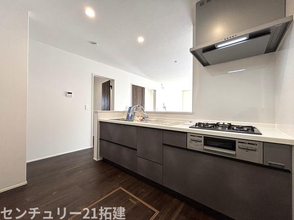 キッチン 2026年2月21日撮影♪調理がはかどるシステムキッチン♪収納豊富で、シンクも作業スペースも広いのでスムーズに料理ができますね。3口コンロ、グリル付です♪
