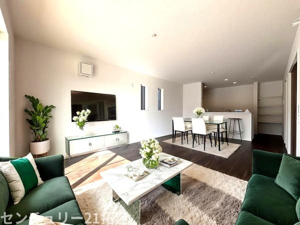 リビング 2月21日撮影♪朝は爽やかな日差しを浴びながら、家族みんなでおいしい朝食。昼下がりには読書やお昼寝でもしながらのんびりと過ごすひと時…。家族が集まる空間を、一番明るい空間に♪家具はCGになります。