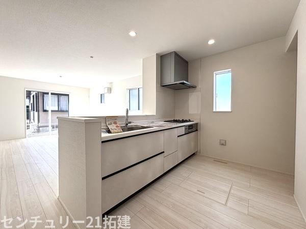 キッチン　2026年2月21日撮影♪調理がはかどるシステムキッチン♪収納豊富で、シンクも作業スペースも広いのでスムーズに料理ができますね。３口コンロ、グリル付です♪