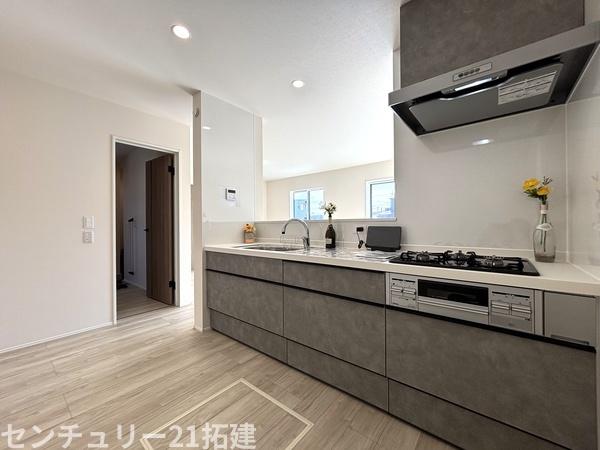 キッチン 2026年2月21日撮影♪調理がはかどるシステムキッチン♪収納豊富で、シンクも作業スペースも広いのでスムーズに料理ができますね。3口コンロ、グリル付です♪
