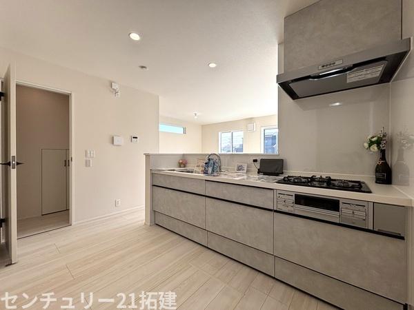 キッチン　2026年2月21日撮影♪調理がはかどるシステムキッチン♪収納豊富で、シンクも作業スペースも広いのでスムーズに料理ができますね。３口コンロ、グリル付です♪