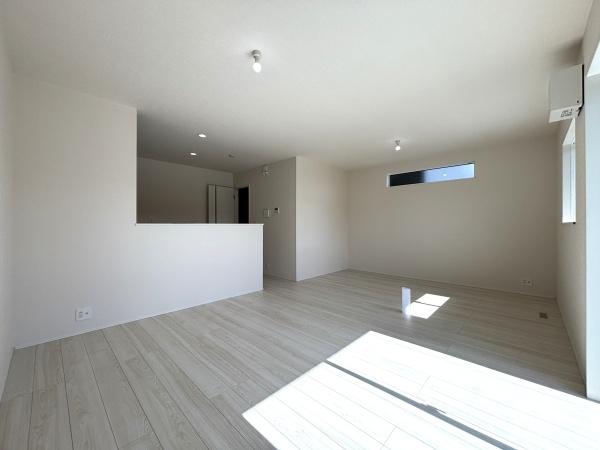 リビング　施工例・大きな窓のあるリビングは、陽光あふれる明るい空間です。居心地良く、ご家族皆がゆったり寛げる憩いの空間となりそうです♪家具はCGになります。