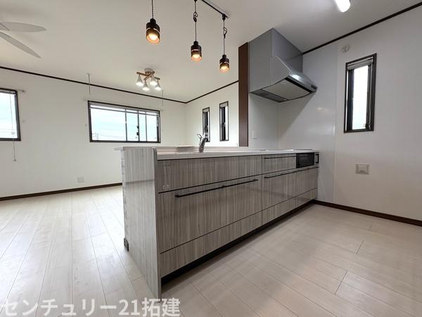 キッチン　2026年3月16日撮影♪調理がはかどるシステムキッチン♪収納豊富で、シンクも作業スペースも広いのでスムーズに料理ができますね。３口コンロ、グリル付です♪