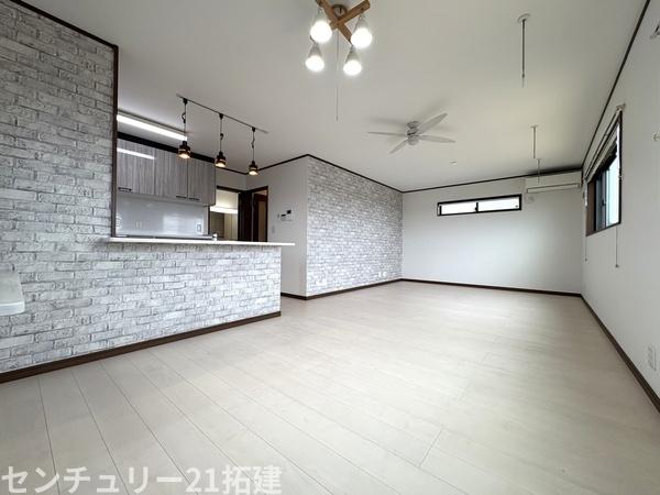 リビング　2026年3月16日撮影♪大きな窓のあるリビングは、陽光あふれる明るい空間です。居心地良く、ご家族皆がゆったり寛げる憩いの空間となりそうです♪