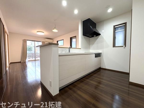 キッチン　2026年3月16日撮影♪調理がはかどるシステムキッチン♪収納豊富で、シンクも作業スペースも広いのでスムーズに料理ができますね。３口コンロ、グリル付です♪