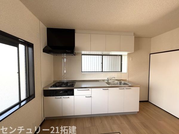キッチン　2026年3月23日撮影♪調理がはかどるシステムキッチン♪収納豊富で、シンクも作業スペースも広いのでスムーズに料理ができますね。３口コンロ、グリル付です♪