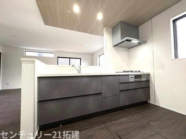 キッチン　2026年3月27日撮影♪調理がはかどるシステムキッチン♪収納豊富で、シンクも作業スペースも広いのでスムーズに料理ができますね。３口コンロ、グリル付です♪