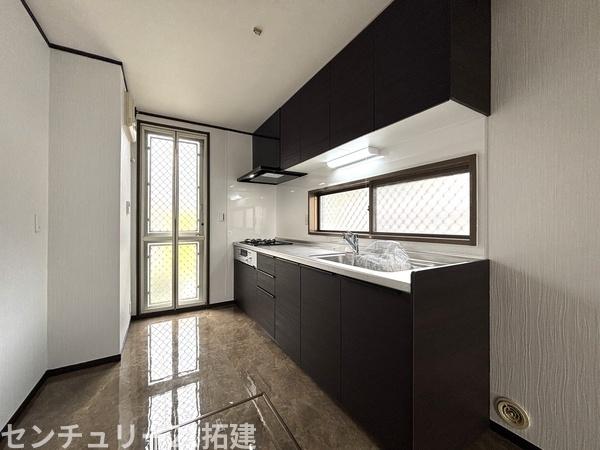 キッチン　2026年3月27日撮影♪調理がはかどるシステムキッチン♪収納豊富で、シンクも作業スペースも広いのでスムーズに料理ができますね。３口コンロ、グリル付です♪