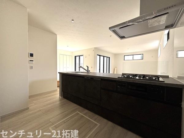 キッチン　2026年4月5日撮影♪調理がはかどるシステムキッチン♪収納豊富で、シンクも作業スペースも広いのでスムーズに料理ができますね。３口コンロ、グリル付です♪