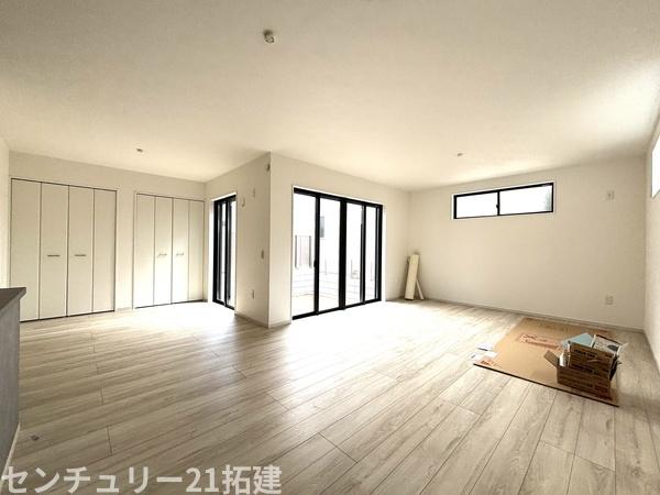 リビング　2026年4月5日撮影♪大きな窓のあるリビングは、陽光あふれる明るい空間です。居心地良く、ご家族皆がゆったり寛げる憩いの空間となりそうです♪