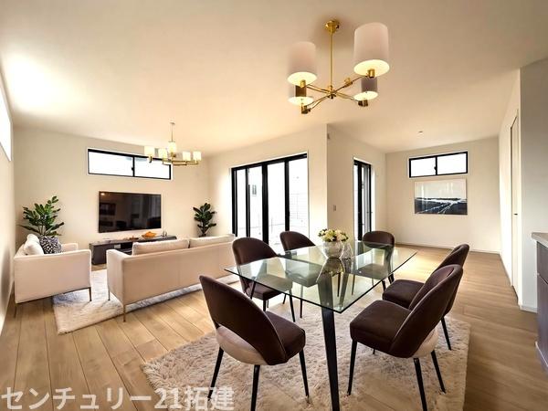 リビング　2026年4月5日撮影♪大きな窓のあるリビングは、陽光あふれる明るい空間です。居心地良く、ご家族皆がゆったり寛げる憩いの空間となりそうです♪家具はCGになります。