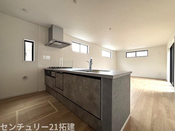 キッチン　2026年4月5日撮影♪調理がはかどるシステムキッチン♪収納豊富で、シンクも作業スペースも広いのでスムーズに料理ができますね。３口コンロ、グリル付です♪