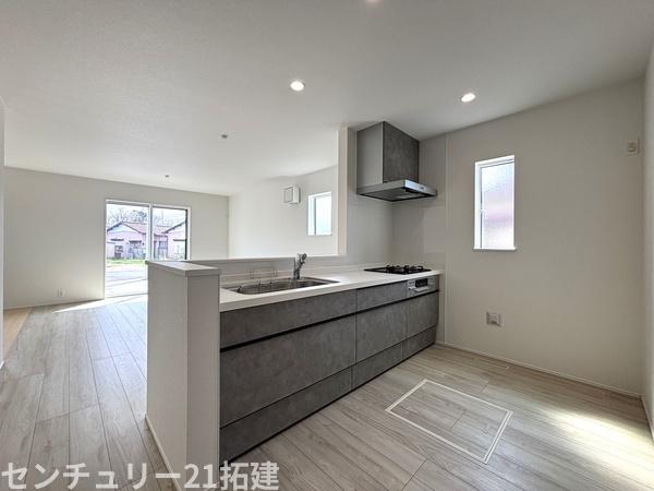 キッチン　2026年3月30日撮影♪調理がはかどるシステムキッチン♪収納豊富で、シンクも作業スペースも広いのでスムーズに料理ができますね。３口コンロ、グリル付です♪