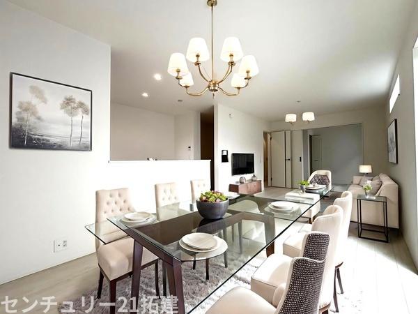 リビング　3月30日撮影♪朝は爽やかな日差しを浴びながら、家族みんなでおいしい朝食。昼下がりには読書やお昼寝でもしながらのんびりと過ごすひと時…。家族が集まる空間を、一番明るい空間に♪家具はCGになります。