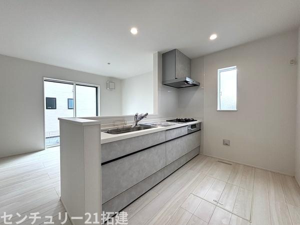 キッチン　2026年3月30日撮影♪調理がはかどるシステムキッチン♪収納豊富で、シンクも作業スペースも広いのでスムーズに料理ができますね。３口コンロ、グリル付です♪