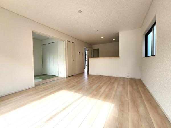 リビング　施工例・大きな窓のあるリビングは、陽光あふれる明るい空間です。居心地良く、ご家族皆がゆったり寛げる憩いの空間となりそうです♪