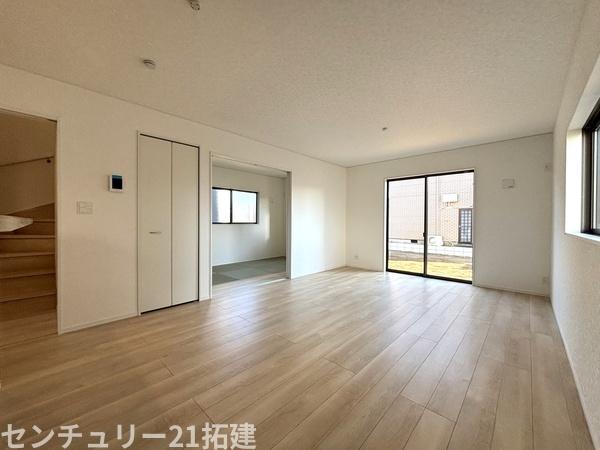 リビング　施工例・大きな窓のあるリビングは、陽光あふれる明るい空間です。居心地良く、ご家族皆がゆったり寛げる憩いの空間となりそうです♪