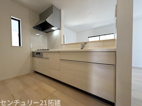 キッチン　2026年4月3日撮影♪調理がはかどるシステムキッチン♪収納豊富で、シンクも作業スペースも広いのでスムーズに料理ができますね。３口コンロ、グリル付です♪