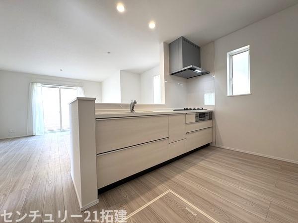 キッチン　2026年4月3日撮影♪調理がはかどるシステムキッチン♪収納豊富で、シンクも作業スペースも広いのでスムーズに料理ができますね。３口コンロ、グリル付です♪