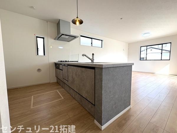 キッチン　2026年4月6日撮影♪調理がはかどるシステムキッチン♪収納豊富で、シンクも作業スペースも広いのでスムーズに料理ができますね。３口コンロ、グリル付です♪