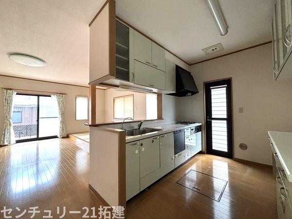 キッチン 2026年4月9日撮影♪調理がはかどるシステムキッチン♪収納豊富で、シンクも作業スペースも広いのでスムーズに料理ができますね。3口コンロ、グリル付です♪