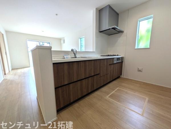 キッチン 2026年6月23日撮影♪調理がはかどるシステムキッチン♪収納豊富で、シンクも作業スペースも広いのでスムーズに料理ができますね。3口コンロ、グリル付です♪