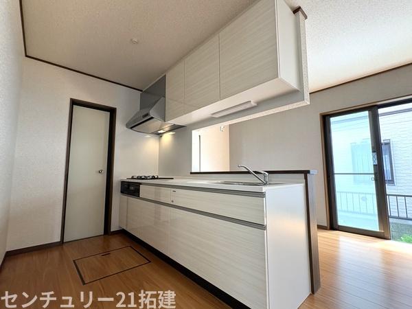 キッチン　2026年7月9日撮影♪調理がはかどるシステムキッチン♪収納豊富で、シンクも作業スペースも広いのでスムーズに料理ができますね。３口コンロ、グリル付です♪